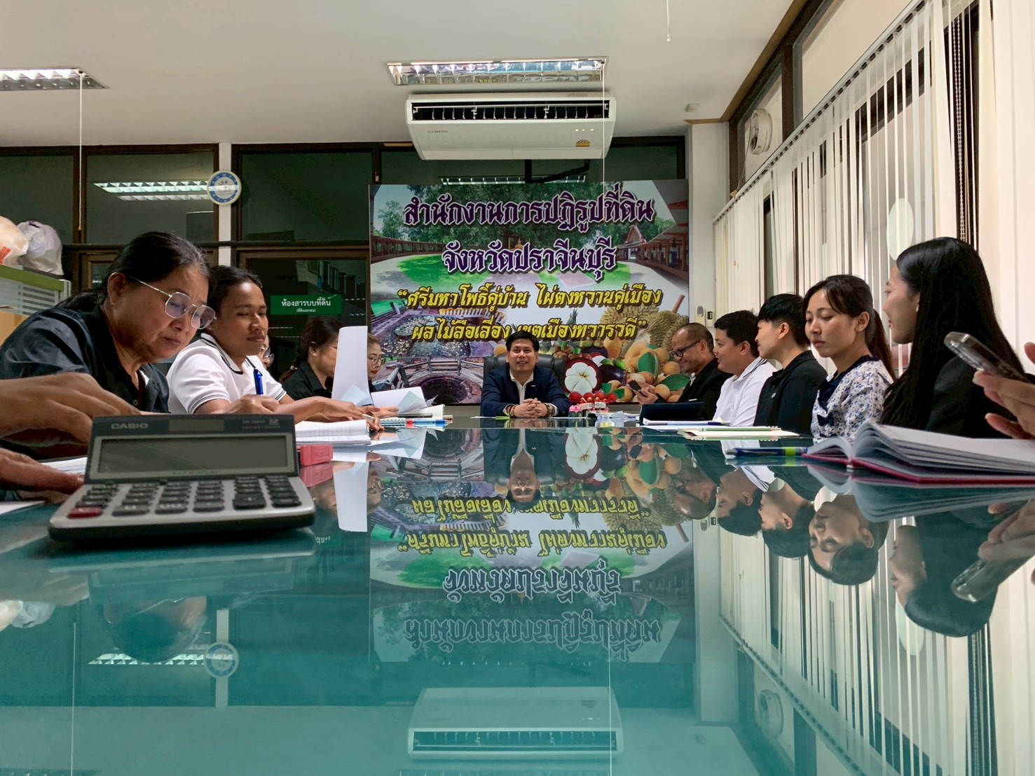 title - วันที่ 9 มิถุนายน 2569 นายวิทูล ประดิษฐบุญ ปฏิรูปที่ดินจังหวัดปราจีนบุรี ได้มอบนโยบาย ของรัฐมนตรีช่วยว่าการกระทรวงเกษตรและสหกรณ์ พร้อมทั้งชี้แจงแนวทางการปฏิบัติงาน แก่บุคลากรในสังกัด โดยได้ร่วมรับฟังปัญหา อุปสรรค และหารือแนวทางการขับเคลื่อนภารกิจตามแผนงานและโครงการประจำปีงบประมาณ พ.ศ. 2569
